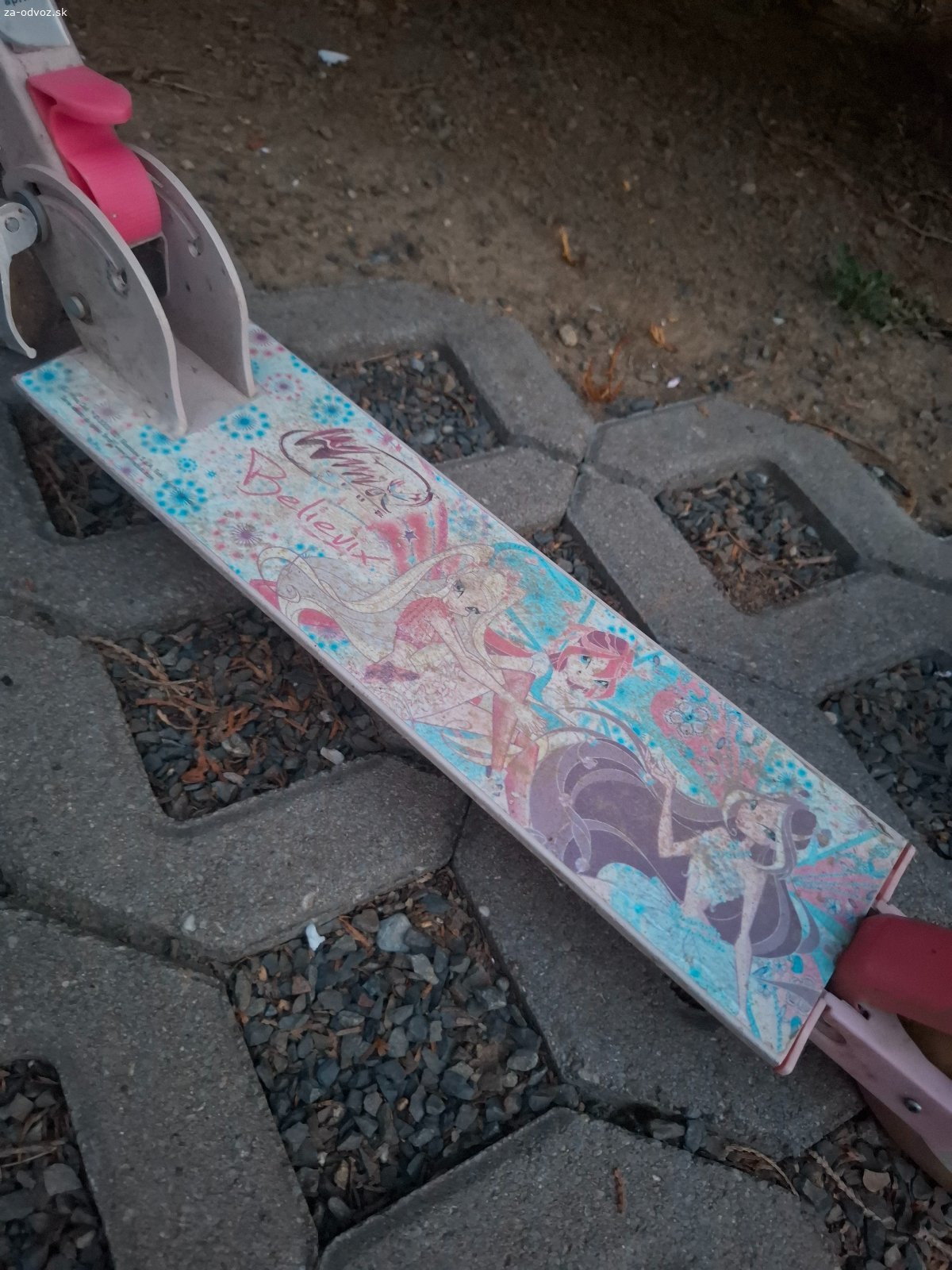 Kolobežka a skateboard. Darujem detskú kolobežku pre 4-5 ročné dievčatko a ružový skateboard.