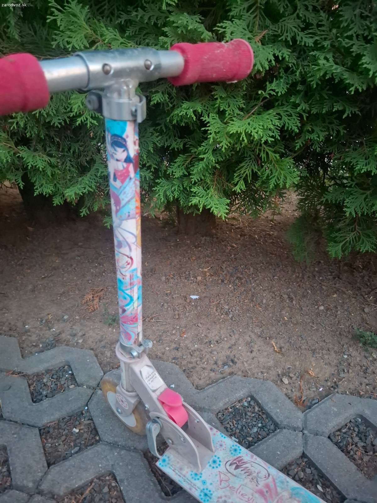 Kolobežka a skateboard. Darujem detskú kolobežku pre 4-5 ročné dievčatko a ružový skateboard.