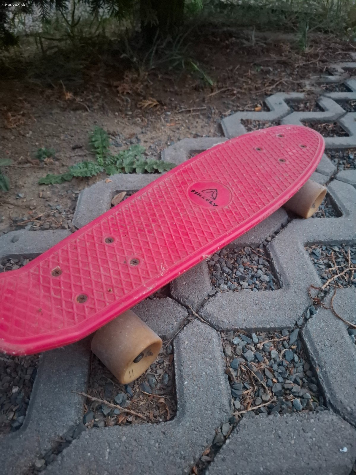 Kolobežka a skateboard. Darujem detskú kolobežku pre 4-5 ročné dievčatko a ružový skateboard.