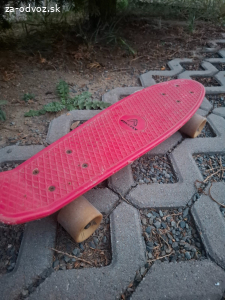 Kolobežka a skateboard
