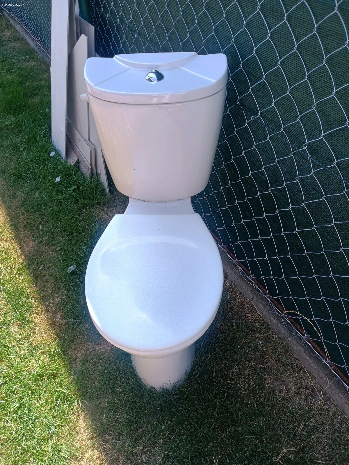 kombi WC Jika. darujem za odvoz 
záchod má vývod do spodu ( nie dozadu)