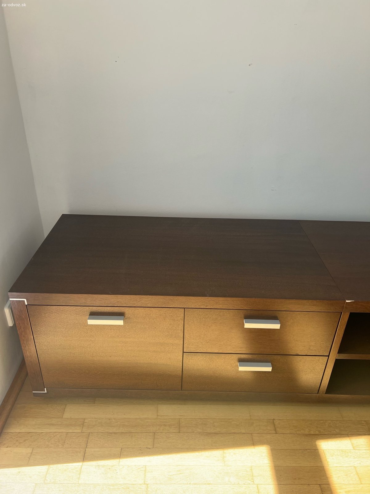 komoda pod televizor. darujem komodu vo velmi dobrom stave, da sa rozobratna tri casti. je to kvalitny ale hlavne tazky material.