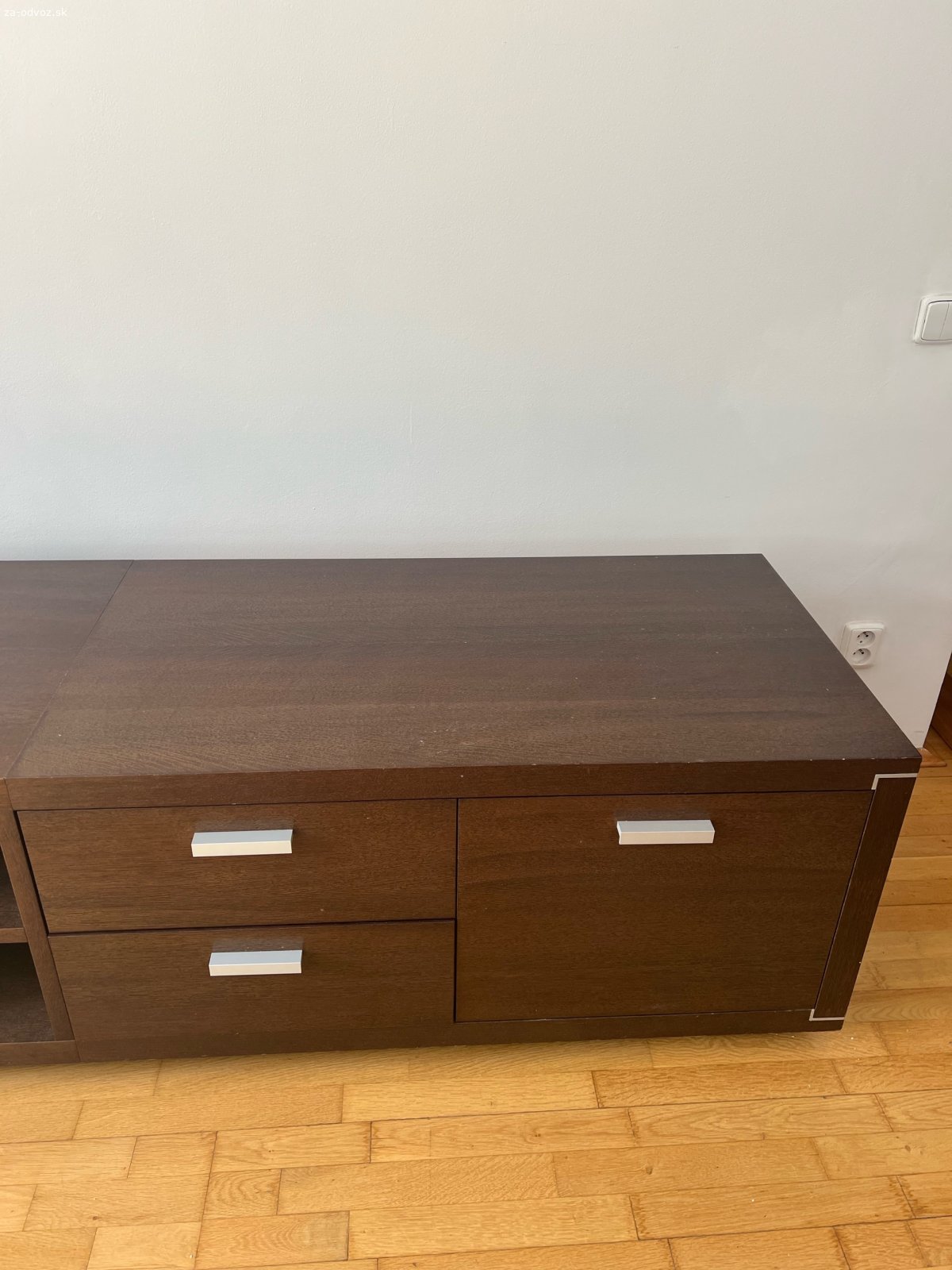 komoda pod televizor. darujem komodu vo velmi dobrom stave, da sa rozobratna tri casti. je to kvalitny ale hlavne tazky material.