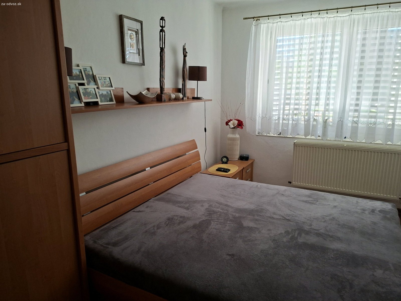 Komplet spálňa. Darujem za odvoz manželskú postel bez matracov, 2 nočné stolíky a rohovu skriňu.