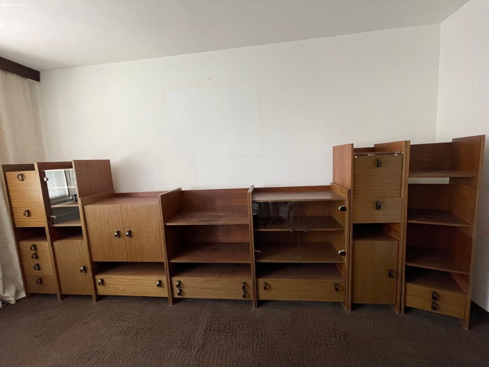 Kompletná obývacia stena. Darujem zostavu nábytku 422x150/104, ktorá vybaví obývaciu izbu s dostatkom odkladacieho a úložného priestoru. Kombinuje TV stolík s regálmi, policami a vitrínami v jednotnom dizajne a materiáli. Je ideálnym riešením, ak chcete okolo TV vytvoriť ucelený úložný priestor bez nutnosti pracne kombinovať jednotlivé skrinky po kusoch. V prípade akýchkoľvek otázok sa informujte telefonicky. Inzerát je platný do vymazania.