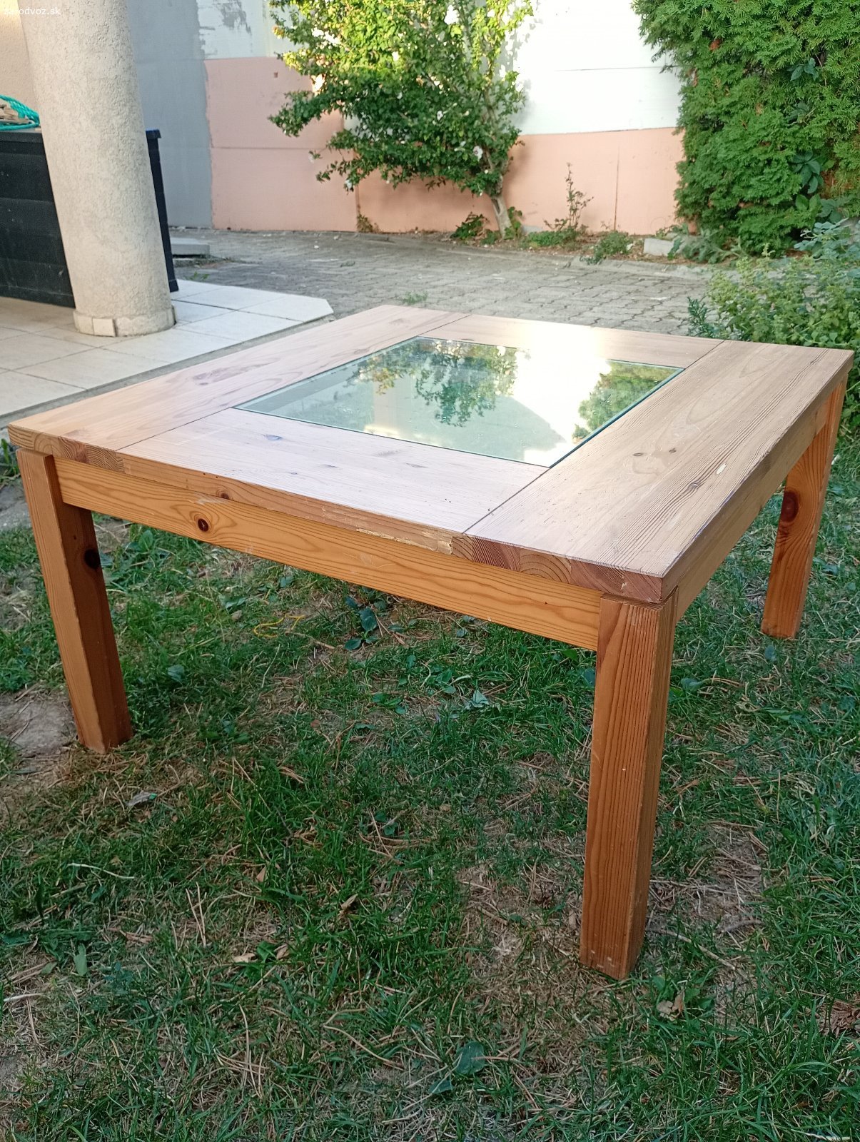 Konferenčný stolík. Darujem konferenčný stolík za odvoz. Rozmery vo foto. Rozmery 79x79x46 cm.
