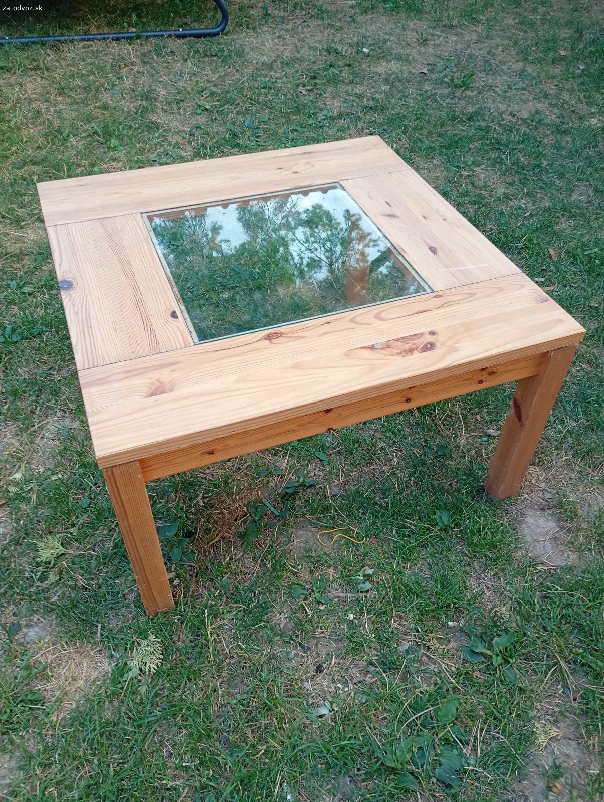 Konferenčný stolík. Darujem konferenčný stolík za odvoz. Rozmery vo foto. Rozmery 79x79x46 cm.
