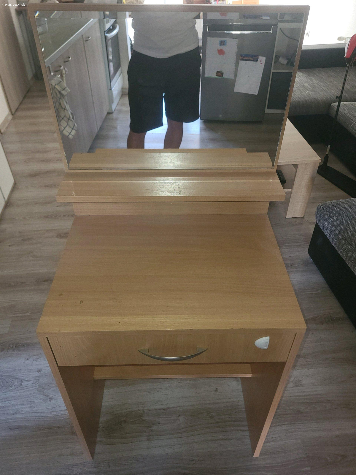 Kozmetický stolík so zrkadlom