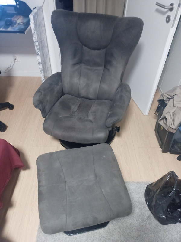 kreslo s taburetkou