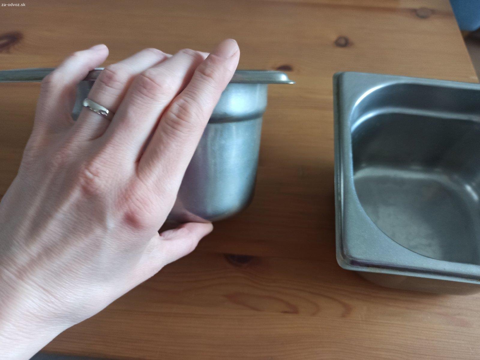Kuchynské náradie. Darujem - nami nepoužité, preto neviem, ku akému mixéru patria, ale možno si ich niekto spozná.
Dve netezové nádoby - môžem darovať aj zvlášť.
Osobný odber Petržalka.
Prosím píšte sms, vďaka.