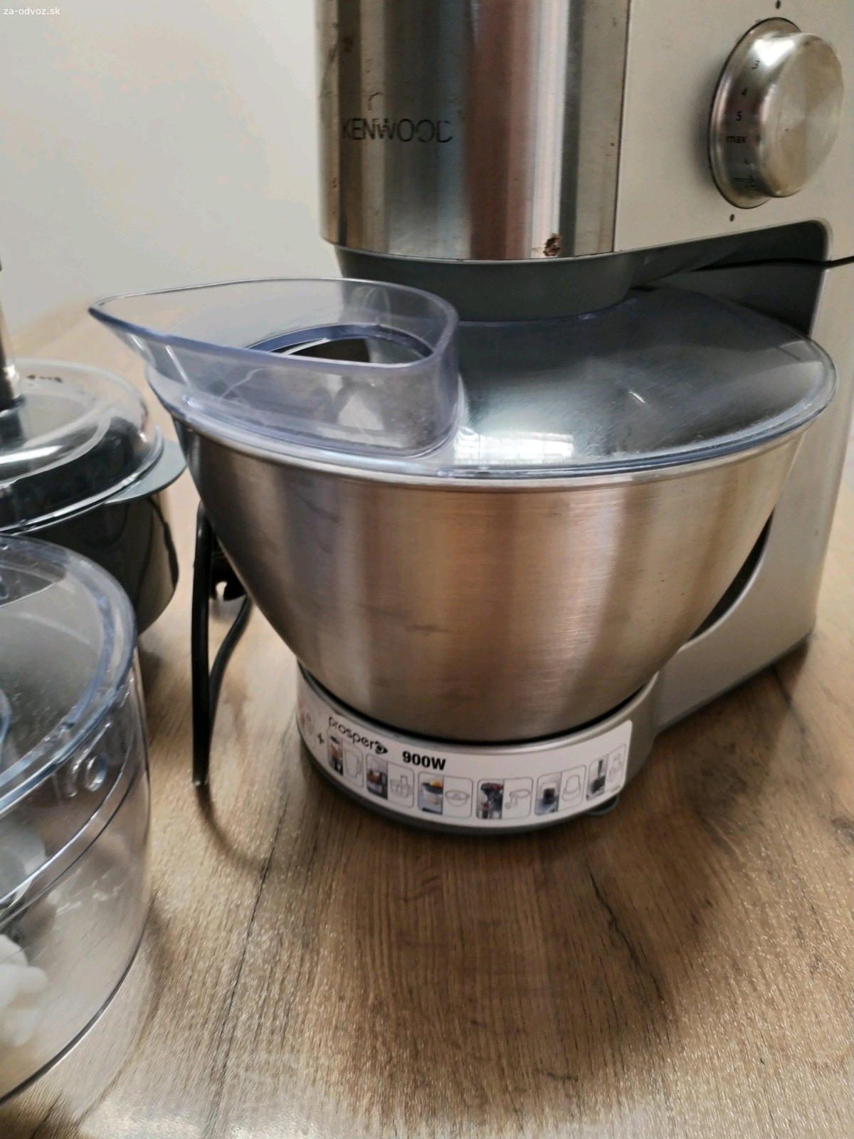 kuchynský robot. Ponúkam kuchynský robot Kenwood 900W. Používaný.
Šikovný kutil ho rozbehne, alebo na náhradné diely.