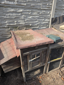 Kuríny a klietka na zajace