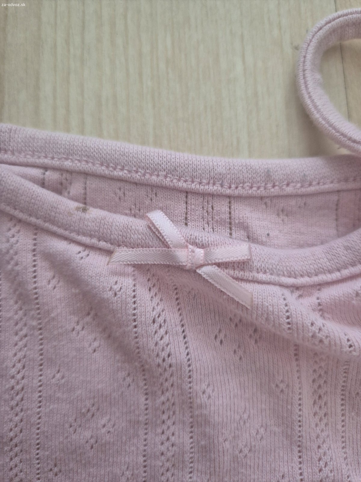 letné body. 3ks spolu, horné dve su velkost 86, ružové ma pi mašličke drobný fliacik ktorý sa mi nepodarilo vyprať a spodné ružové body nemá štítok ale odhadujem velkost max 92, vyzerá väčšie od tych dvoch. Osobny odber BA Záhorská Bystrica