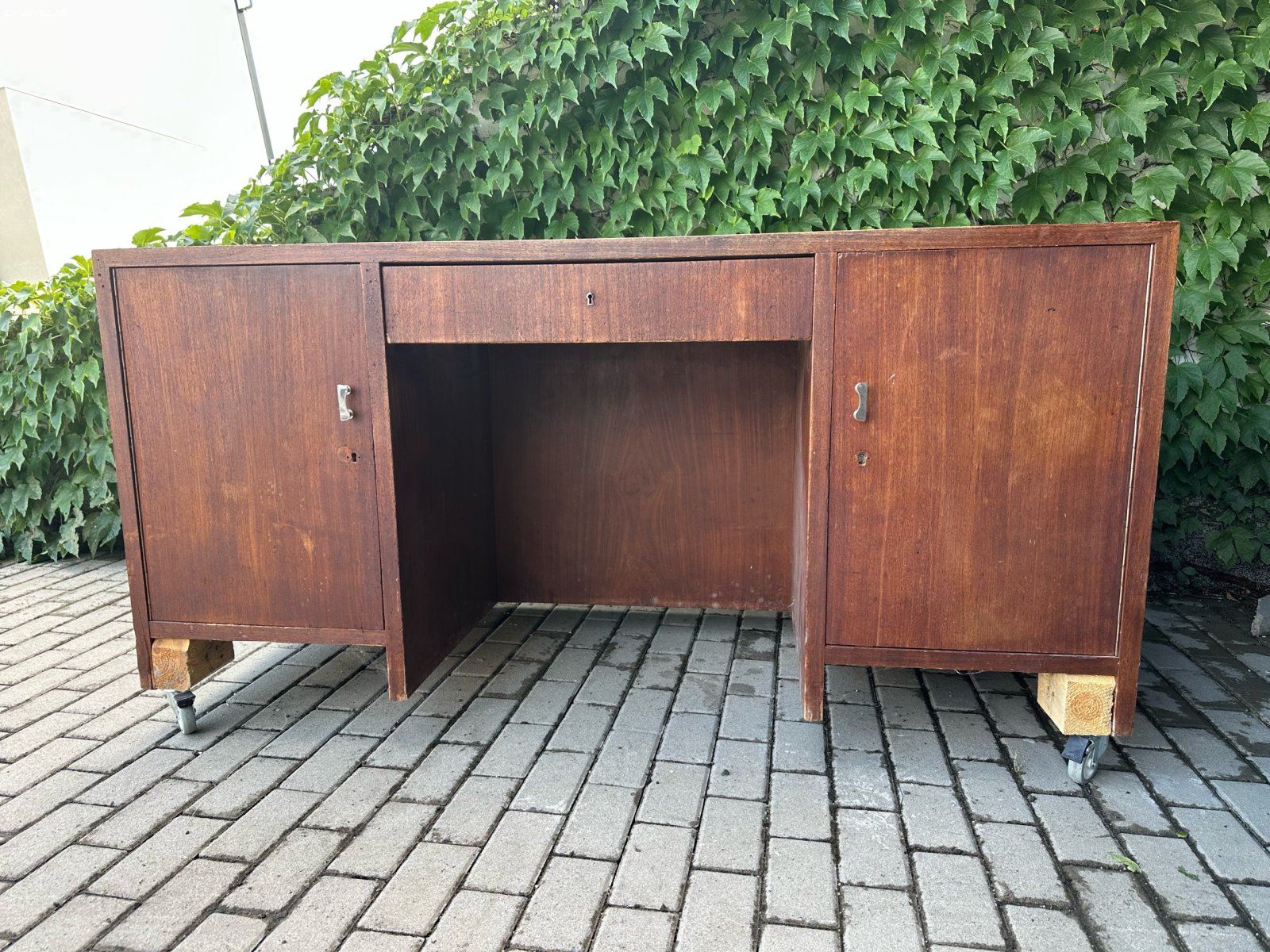 masívny stôl na kolieskach. darujem dreveny masívny stôl na kolieskach. rozmery 170x81 cm, výška cca 87čm s kolieskami