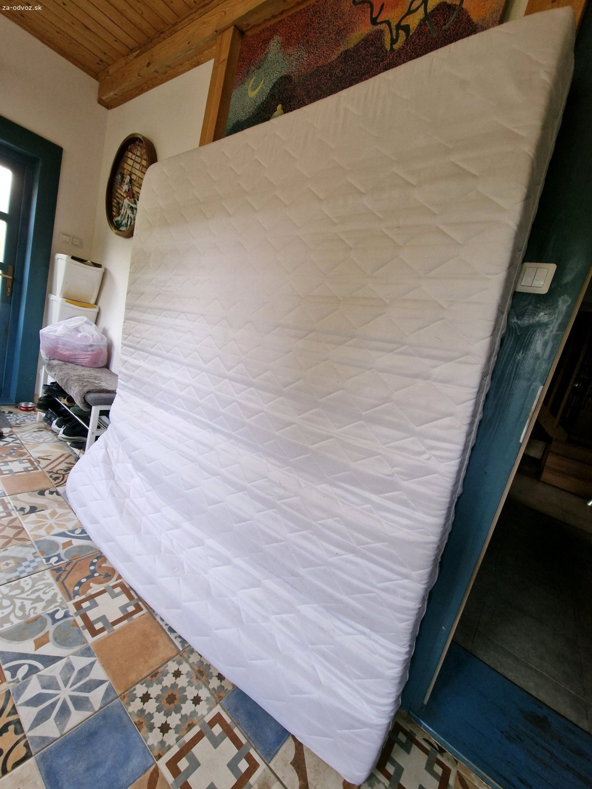 Matrac darujem za odvoz 180x200 cm. Darujem matrac za odvoz, rozmery 180x200 cm, veľmi dobrý stav. Obsahuje Visco latex a kokisové vlákno. Pri prenose sa dá zložiť napoly a zviazať. V prípade potreby treba doniesť špagát.