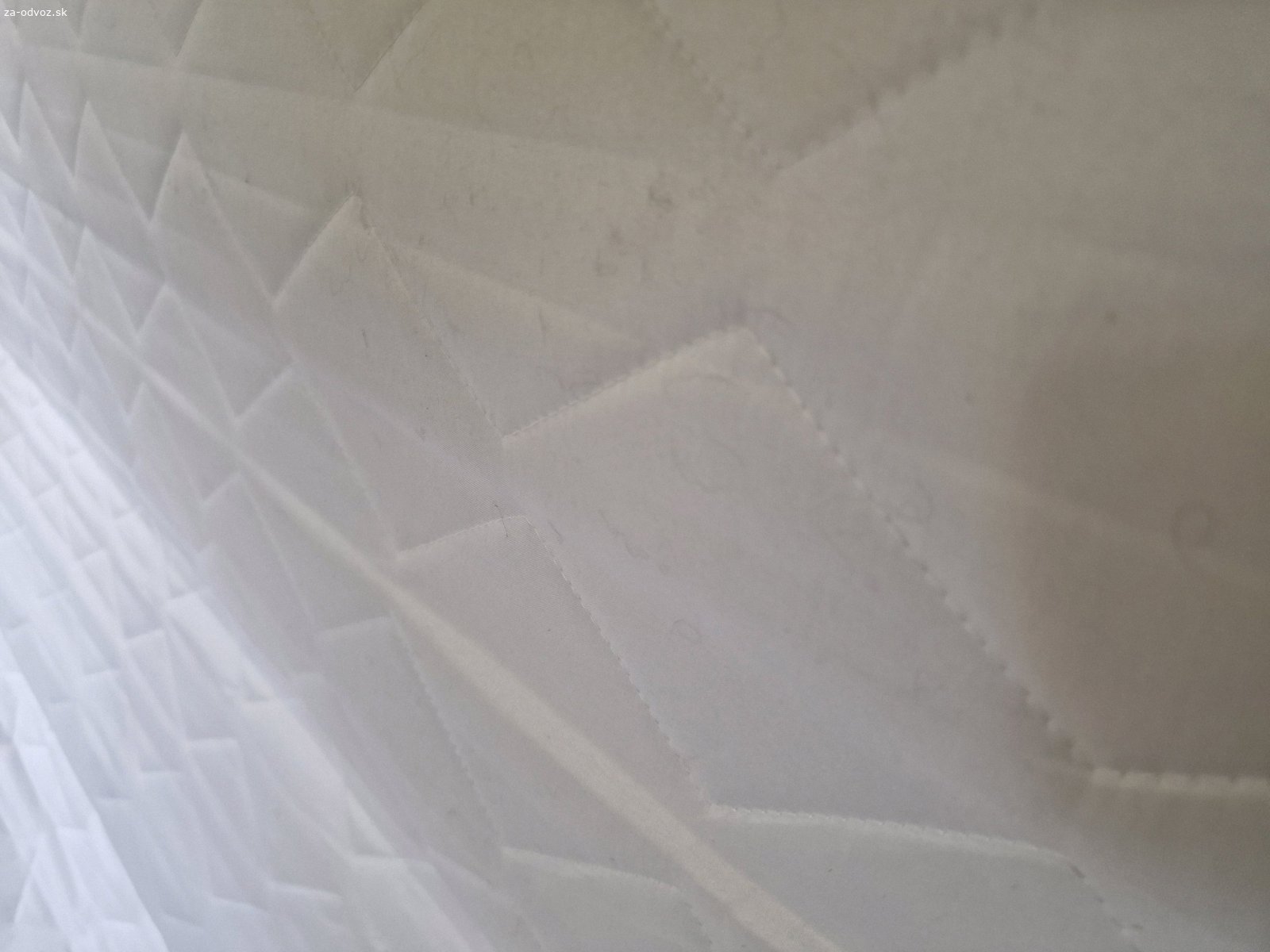 Matrac darujem za odvoz 180x200 cm. Darujem matrac za odvoz, rozmery 180x200 cm, veľmi dobrý stav. Obsahuje Visco latex a kokisové vlákno. Pri prenose sa dá zložiť napoly a zviazať. V prípade potreby treba doniesť špagát.