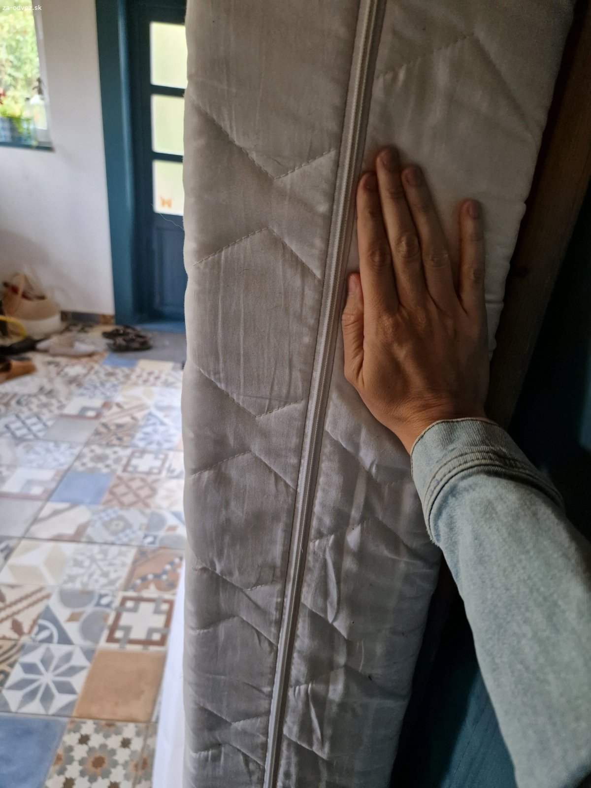 Matrac darujem za odvoz 180x200 cm. Darujem matrac za odvoz, rozmery 180x200 cm, veľmi dobrý stav. Obsahuje Visco latex a kokisové vlákno. Pri prenose sa dá zložiť napoly a zviazať. V prípade potreby treba doniesť špagát.
