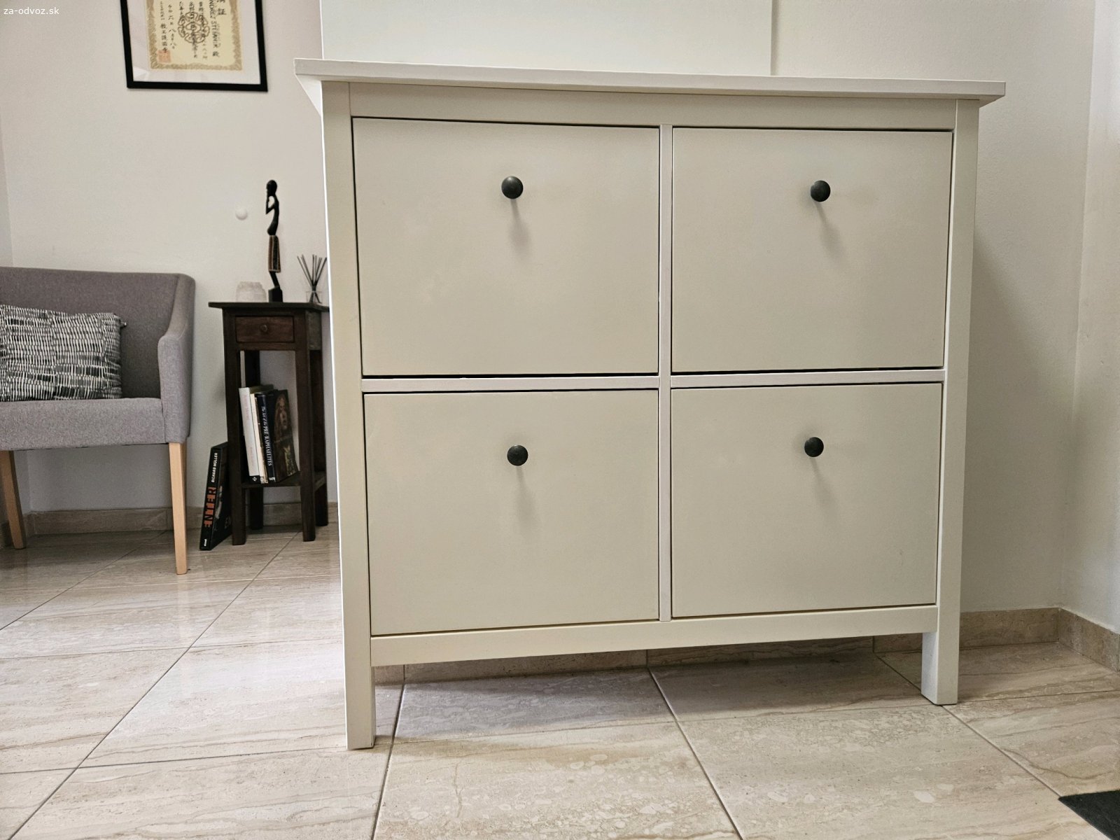 Nábytok, zariadenie bytu. Darujem zariadenie bytu na fotkách. 

Stol 120x80
Skrinka 195x50x30
Botnik 106x22x101
Lampa 174cm
Žehliaca doska
Kos
Kávovar 
Varná kanvica 
Panvica
Zrkadlá  
atď..

Iba všetko spolu

Dunajská Lužná