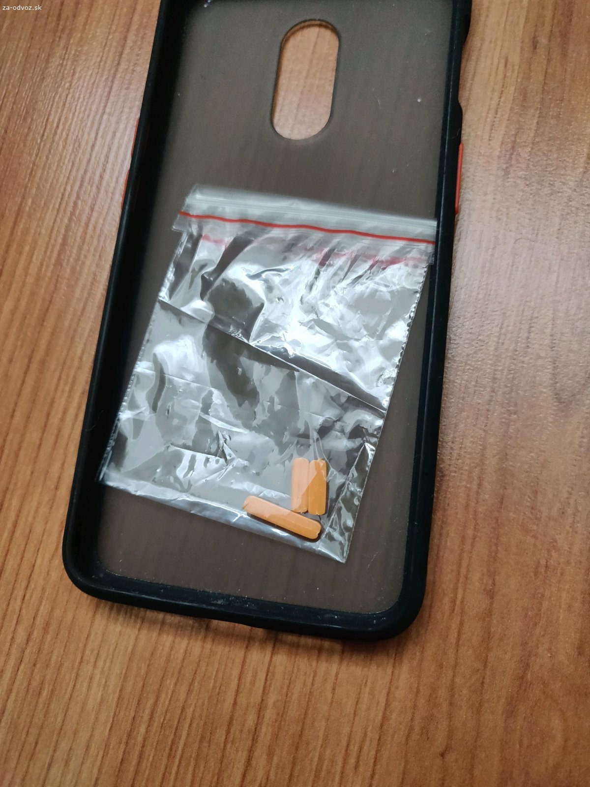 obaly na mobil. Gumené obaly / puzdro na mobil OnePlus 6T. Super stav, myslím, že ani neboli použité.