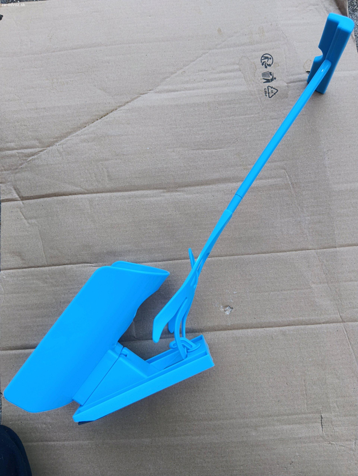 Obuvak na ponožky a fusakle. Darujem pomocku na navliekanie ponozky na nohu. Alebo pre seniora alebo kohokolvek kto ma problem so zohynanim sa.