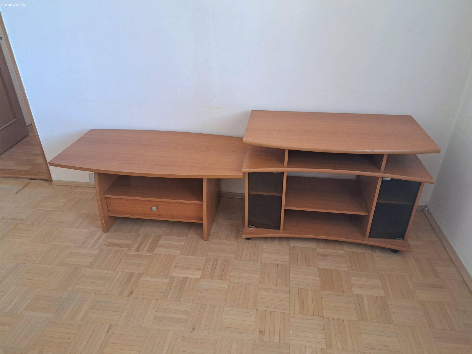 Obyvackovy nabytok stolik skrinka TV. Darujem obyvackovy nabytok: konferencny stolik, skrinka pod TV. BA Petrzalka.