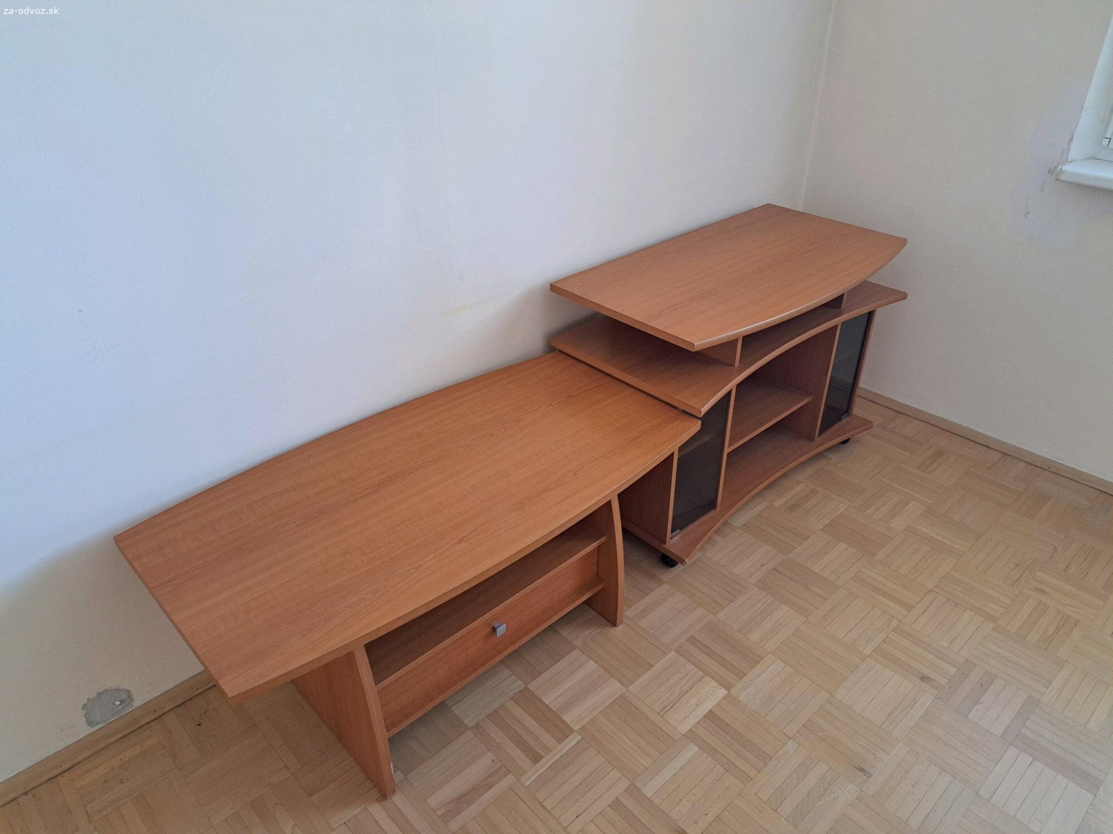 Obyvackovy nabytok stolik skrinka TV. Darujem obyvackovy nabytok: konferencny stolik, skrinka pod TV. BA Petrzalka.