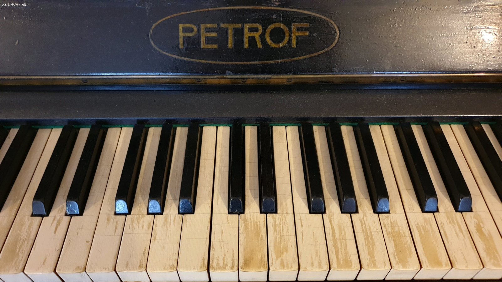 Piano Petrof. Pred par rokmi bolo zgeneralkovane, teda mechanika. Odvtedy hralo minimalne. Plne funkčné, treba naladit.