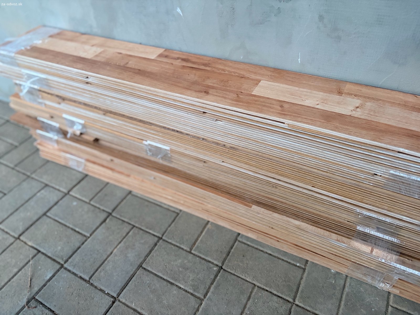 plávajúca podlaha. darujem použitú plávajúcu podlahu. cca 20m2.