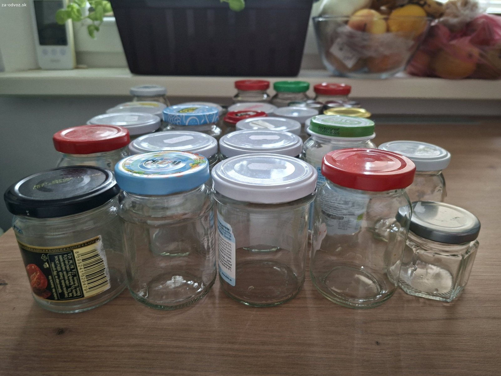 poháre z jogurtov. posuniem cca 30ks. su to poháre hlavne z jogurtov, cca 200ml. ja som používala na korenie.
