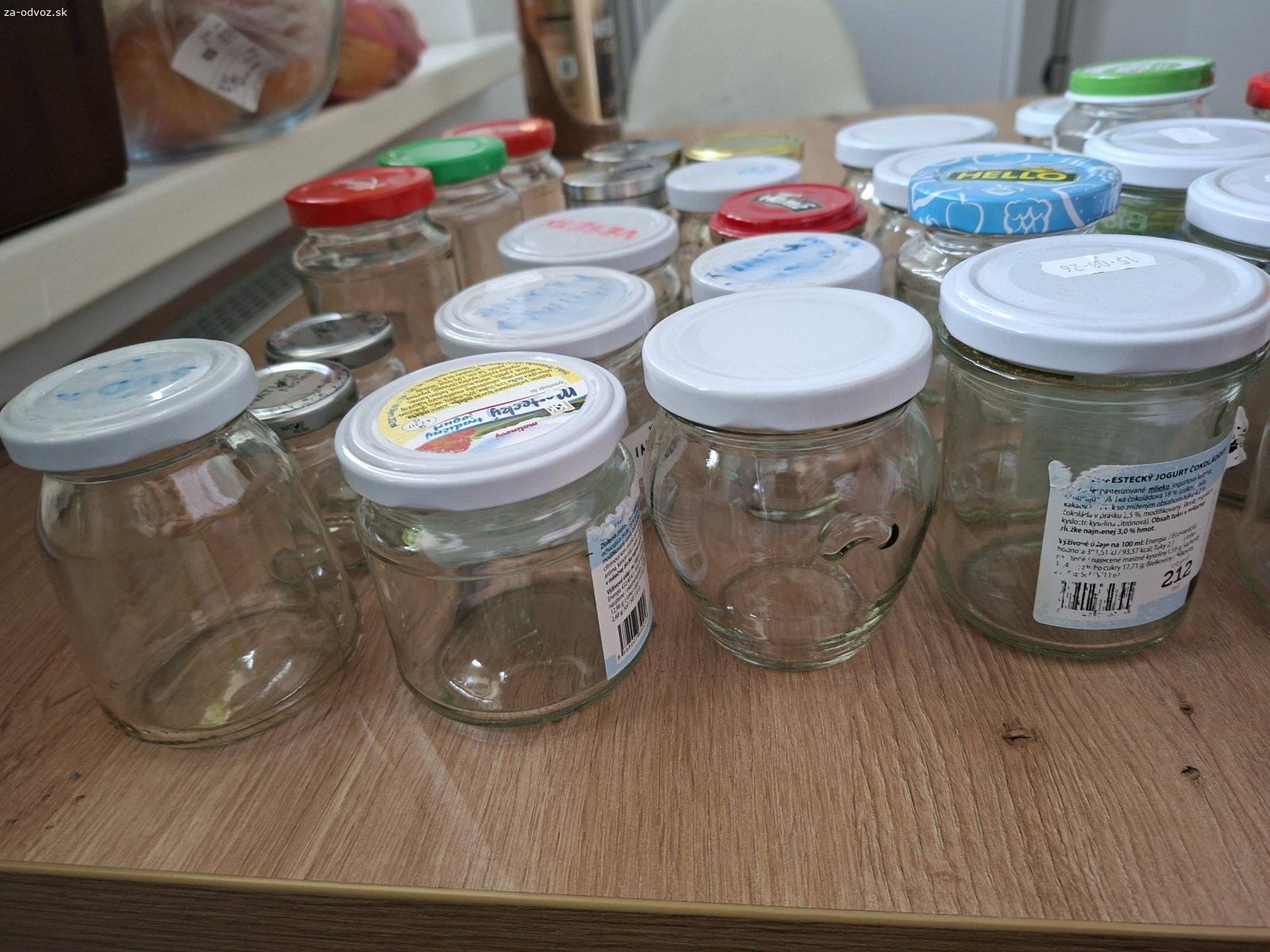 poháre z jogurtov. posuniem cca 30ks. su to poháre hlavne z jogurtov, cca 200ml. ja som používala na korenie.