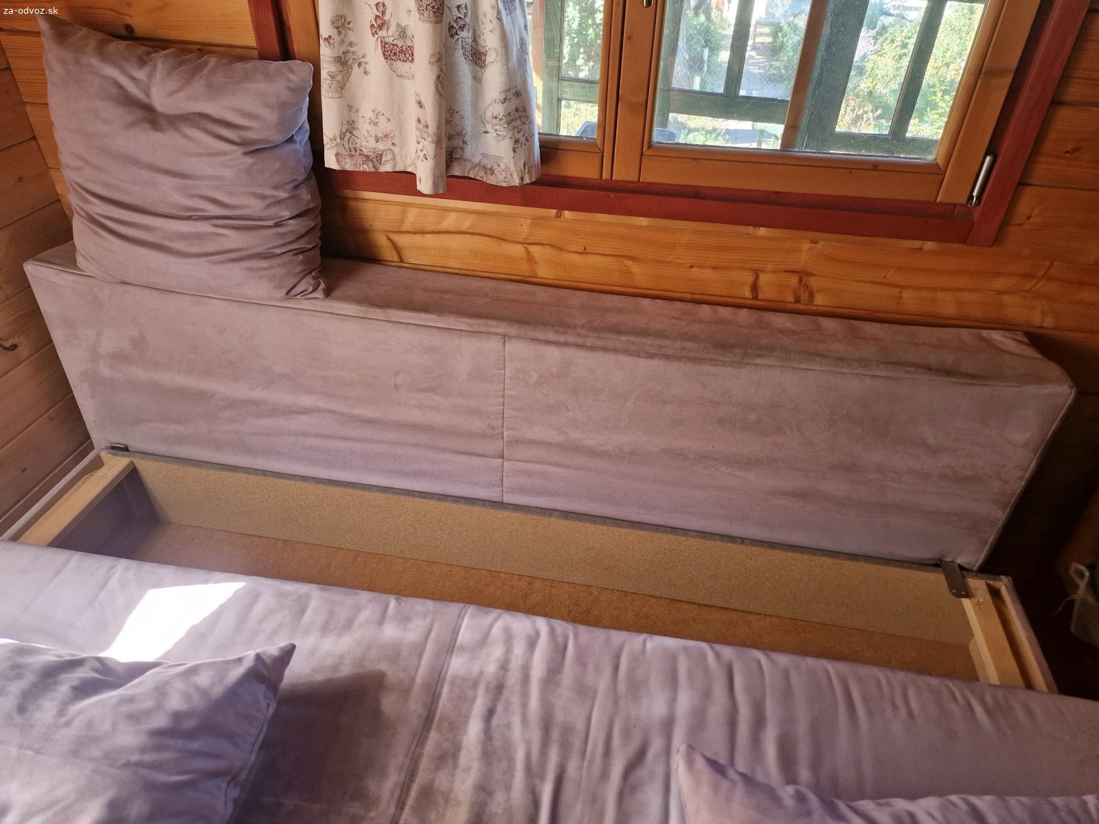pohovka za odvoz - BA a okolie. Darujem za odvoz pohovku s rozmermi cca 100x205cm, sivo-ružovej farby, s 3 vankúšmi, rozkladaciu - dá sa rozložiť na dvojitú posteľ, s úložným priestorom. Treba vytepovať, a pripevniť operadlo o časť na sedenie. 
Pohovku treba vlastnoručne bez mojej pomoci preniesť cez dlhší dvor. V prípade vážneho záujmu volajte. Prednosť dám tomu, kto si po ňu skôr príde.