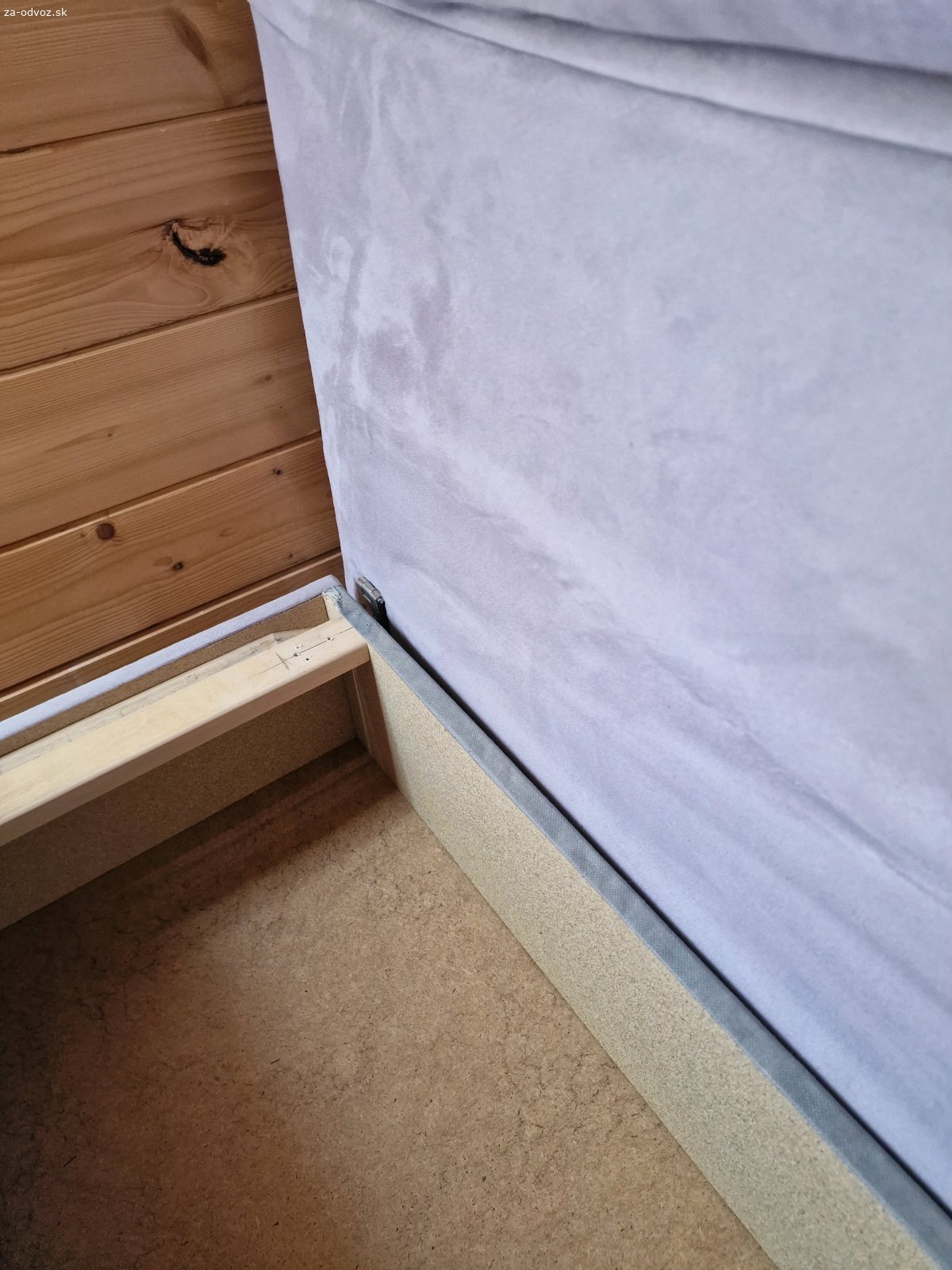 pohovka za odvoz - BA a okolie. Darujem za odvoz pohovku s rozmermi cca 100x205cm, sivo-ružovej farby, s 3 vankúšmi, rozkladaciu - dá sa rozložiť na dvojitú posteľ, s úložným priestorom. Treba vytepovať, a pripevniť operadlo o časť na sedenie. 
Pohovku treba vlastnoručne bez mojej pomoci preniesť cez dlhší dvor. V prípade vážneho záujmu volajte. Prednosť dám tomu, kto si po ňu skôr príde.