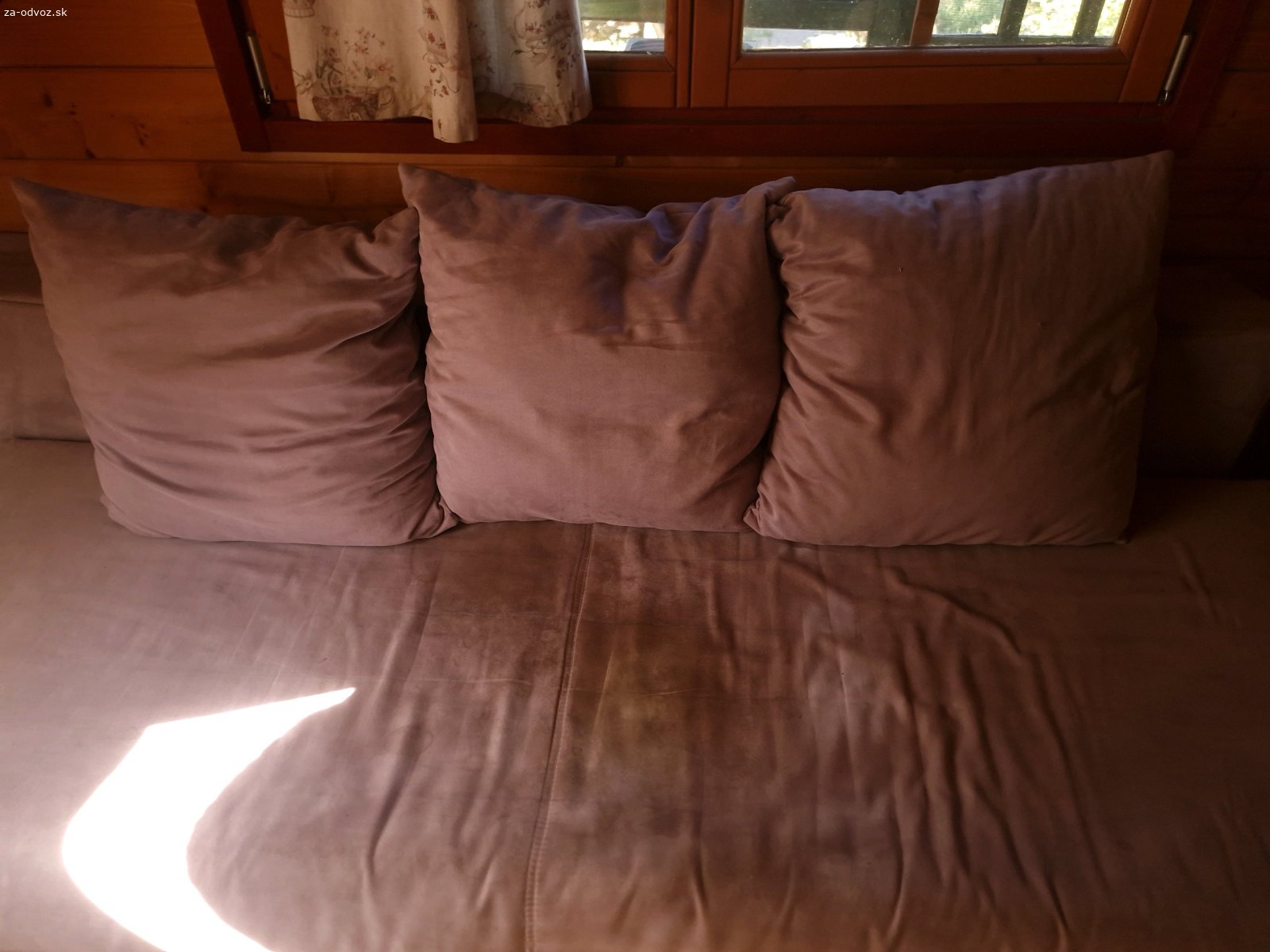 Pohovka za odvoz. Darujem za odvoz pohovku sivo-ružovej farby, s 3 vankúšmi, s rozmermi cca 100 x 205 cm, rozkladaciu - dá sa rozložiť na dvojitú posteľ, s úložným priestorom. Treba vytepovať,a pripevniť operadlo o časť na sedenie. 
Pohovku treba vlastnoručne bez mojej pomoci preniesť cez dlhší dvor. V prípade vážneho záujmu volajte. Prednosť dám tomu, kto si po ňu skôr príde.