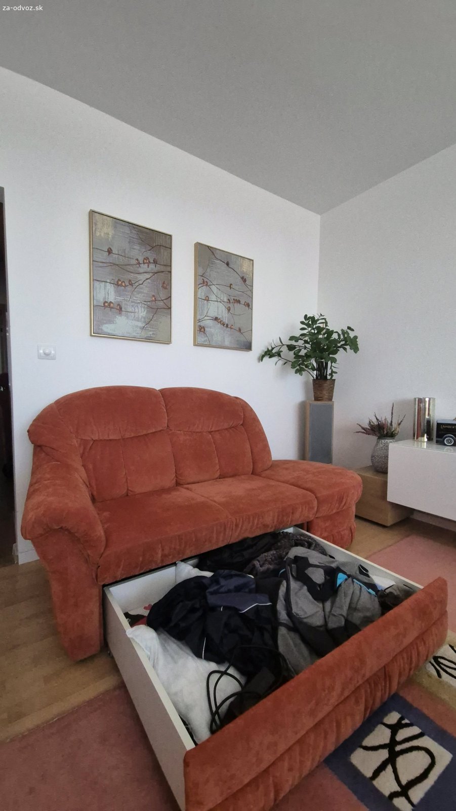 Ponúkam gauč/válandu s úložným pries. Darujem gauč/válandu v zachovalom stave s veľkým úložným priestorom.

Veľkosť: 97x92x195cm (vxšxd)
Veľkosť úložného priestoru: 20x67x96cm (vxšxd)

Gauč je súčasťou súpravy.