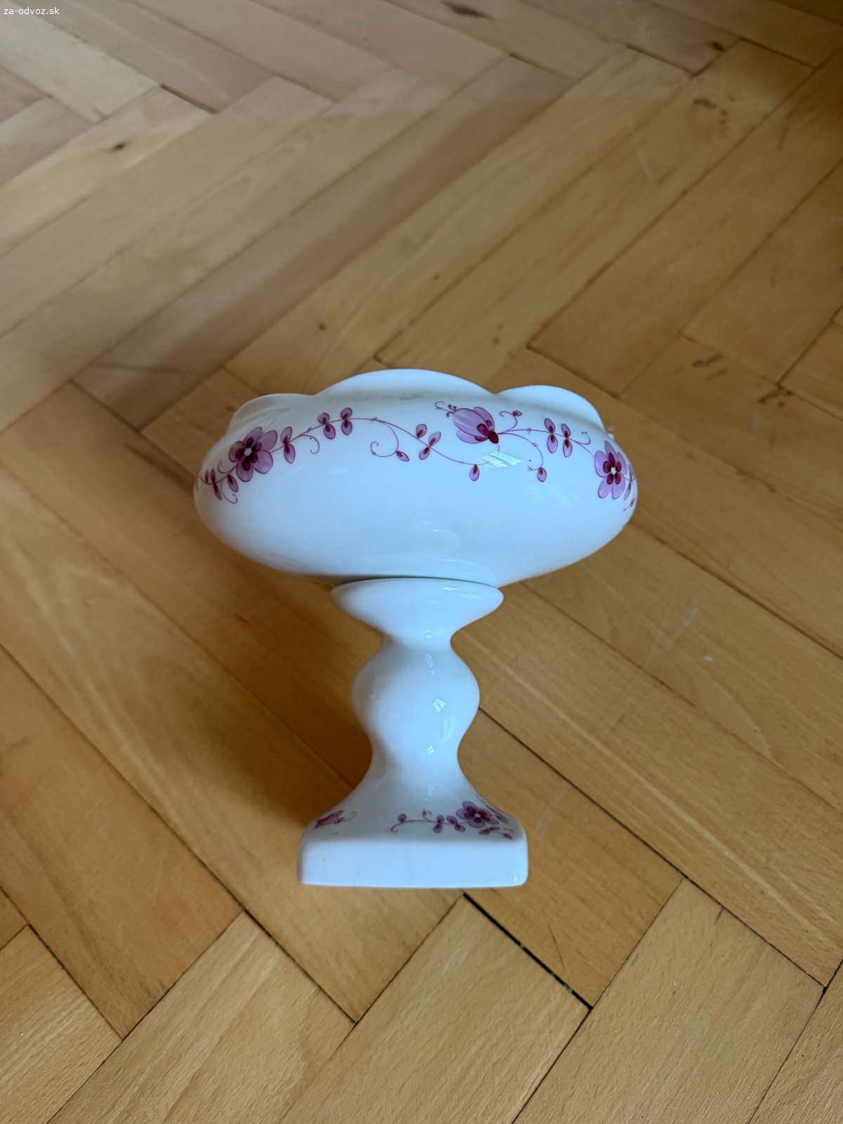 porcelanova miska na nozicke. porcelanova miska na nozicke, vyska cca 20 cm
