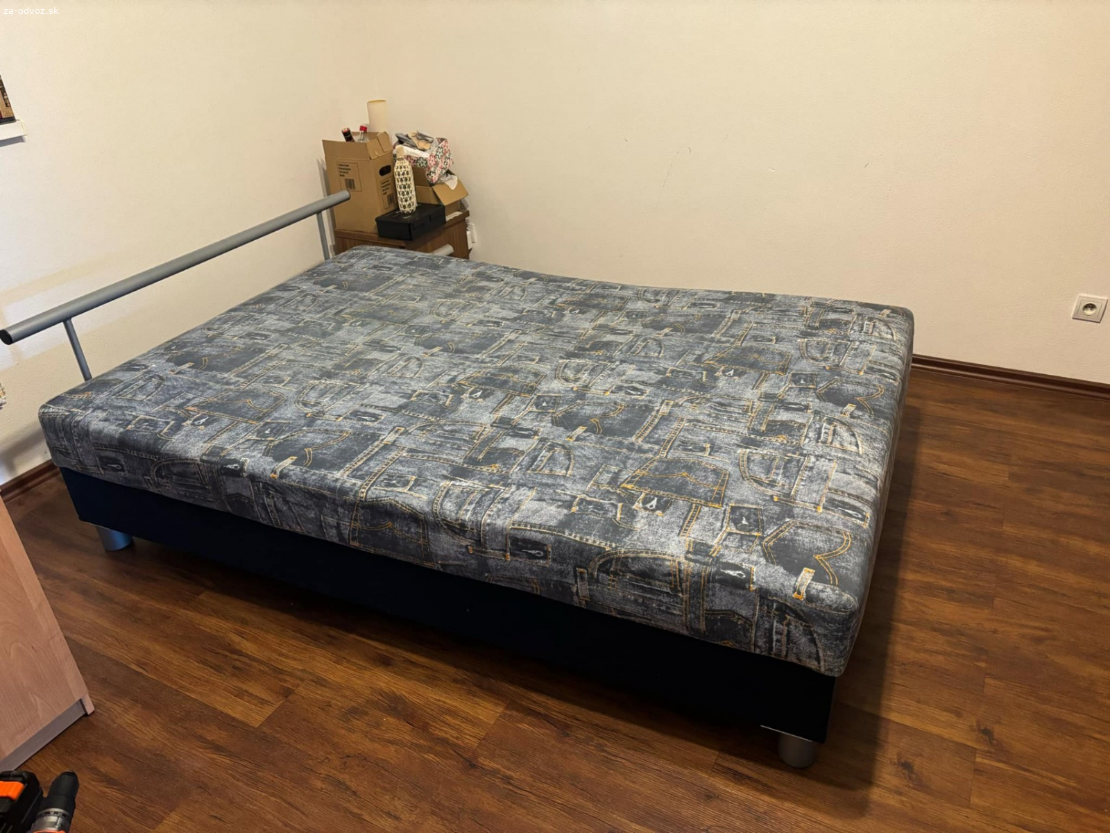 Posteľ 140 cm. darujem za odvoz posteľ 140 CM, otváracia s úložným priestorom.
je prelezana ale darujeme k nej aj vrchný molitanovy matrac