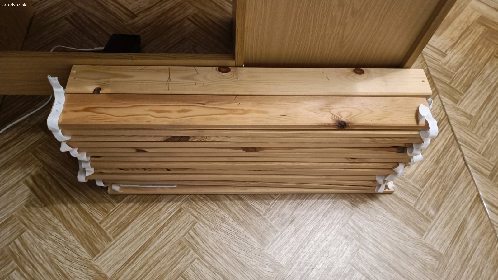 Posteľ 140x200. Darujem za odvoz relatívne veľkú posteľ 140x200 aj s matracom. Ten je už trochu vyležaný, ale stále použiteľný. Posteľ mala pôvodne tenké kovové lišty, ktoré držali rošt, ale časom sa vytrhali a ohli. Opravil som to a fungovala ďalšie dva roky. Určite bude slúžiť aj naďalej. Stačí len vyprať povlečenie matraca (bolo v čistiarní pred troma mesiacmi).