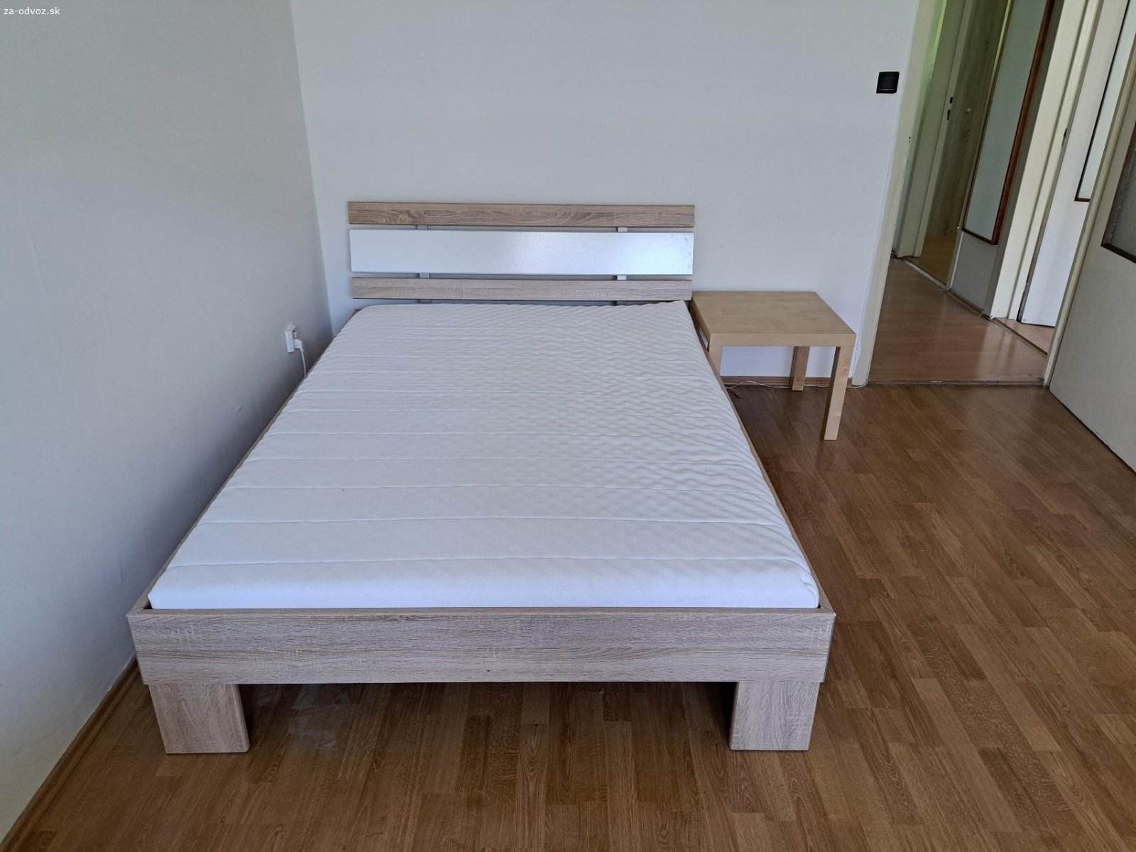 Postel sirka 135cm, s matracom. Rost je v dobrom stave.