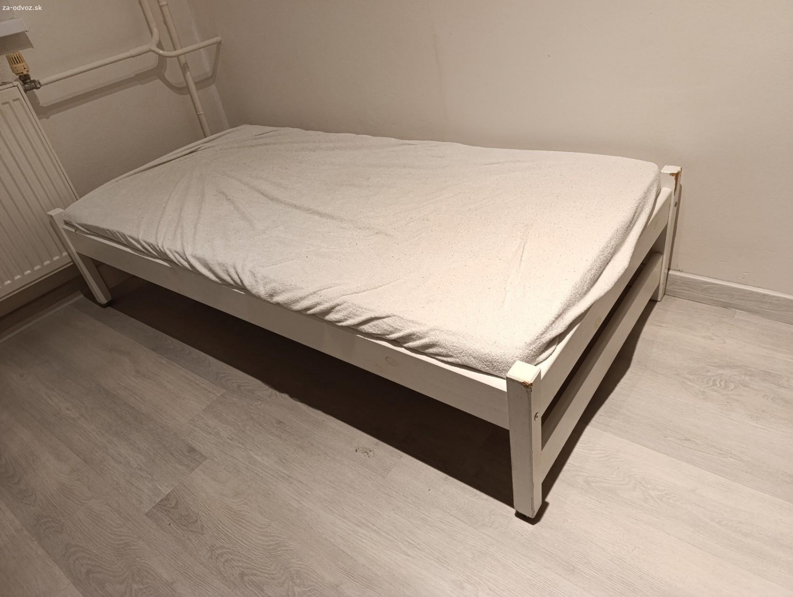 posteľ
