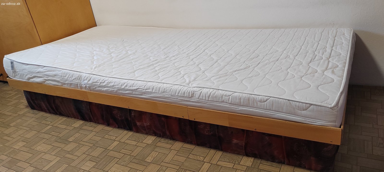 Postel. Darujem takto vyzerajucu postel aj s matracom.
Rozmery postele aj s matracom:
202 x 91 x 38 cm