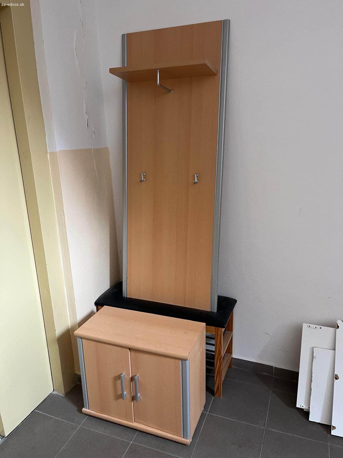 Darujeme vešiakovú skrinku do predsiene