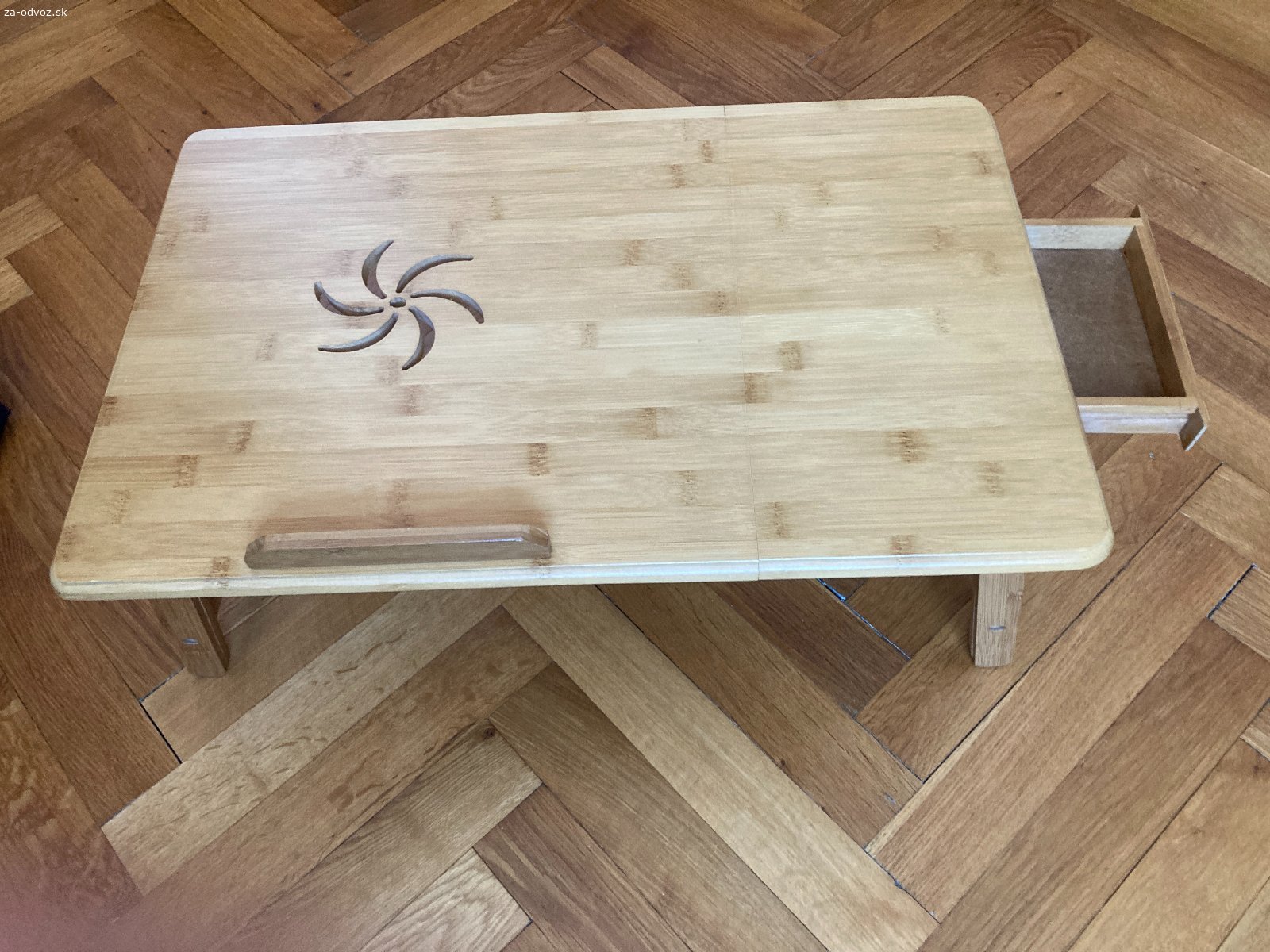 NIE JE UŽ K DISPOZÍCII: Prenosný stolík pod laptop. Darujem malý prenosný drevený sklápací stolík pod laptop, vhodný napríklad do postele.
Nepoužívaný - je k nemu aj orginál krabica. 
Dá sa použiť aj pre tablet (špeciálne vyklápanie)

Osobný odber - BA-Staré mesto