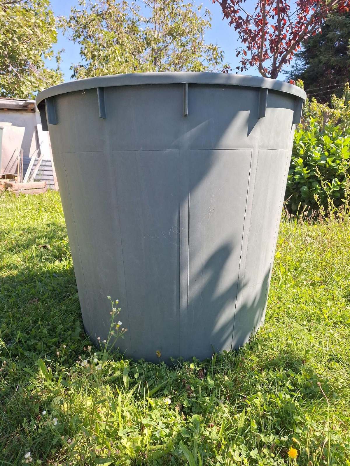 Puknutý 500l sud na vodu