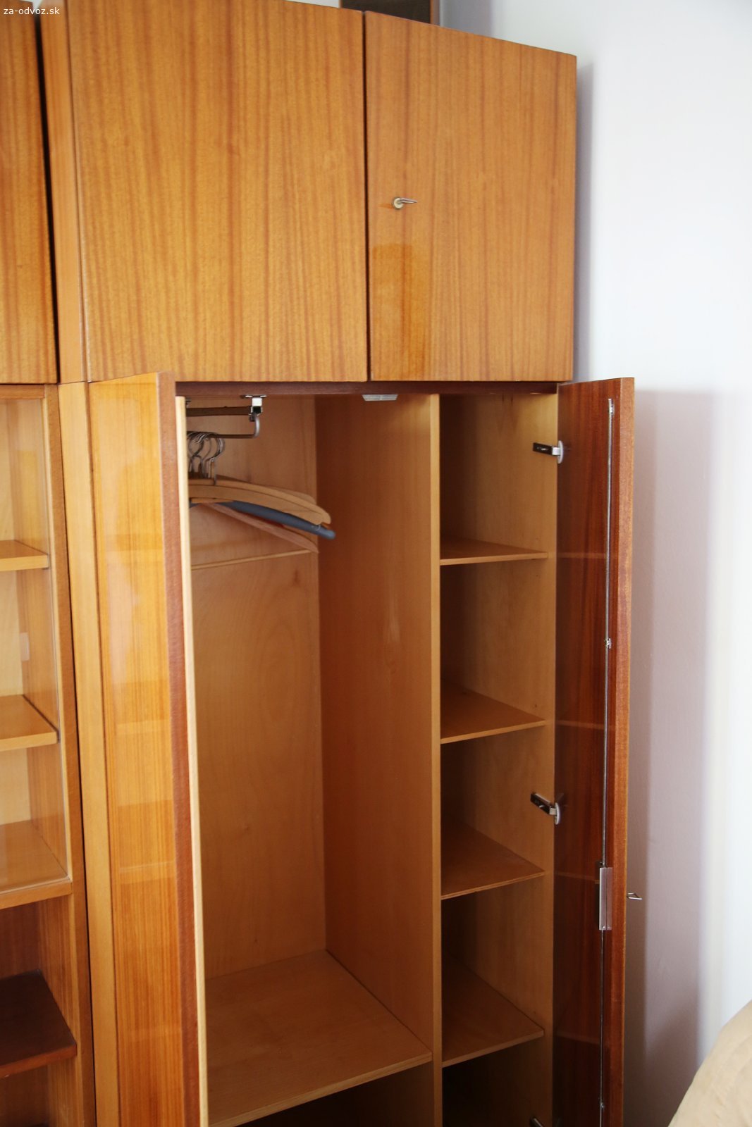 Retro obývacia stena, nábytok. Darujem za odvoz používaný retro stenu nábytok. 
Dobrý stav. Detaily na fotkách.

Nezávislé odstránenie a presun:
Exnárova 41, Bratislava
3. poschodie, budova bez výťahu.

Prosím, komunikujte prostredníctvom e-mailu alebo SMS