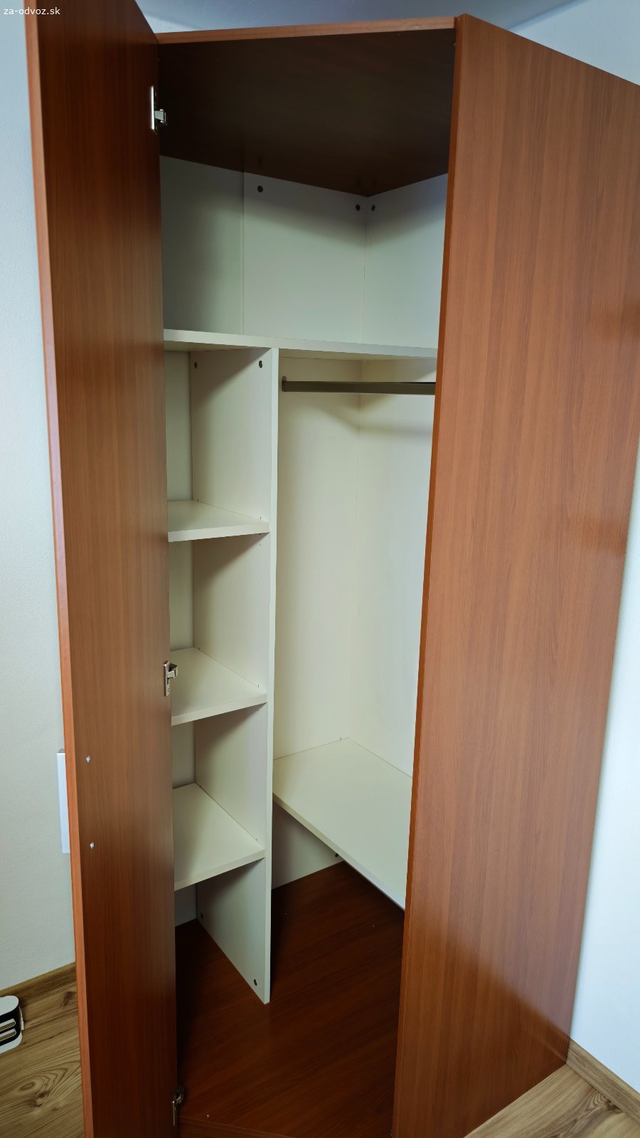Rohová skriňa. Darujem rohovú skriňu výšky 220cm, bočné steny 58cm, dvierka 50cm, znaky bežného používania, skriňa je v demonte.
