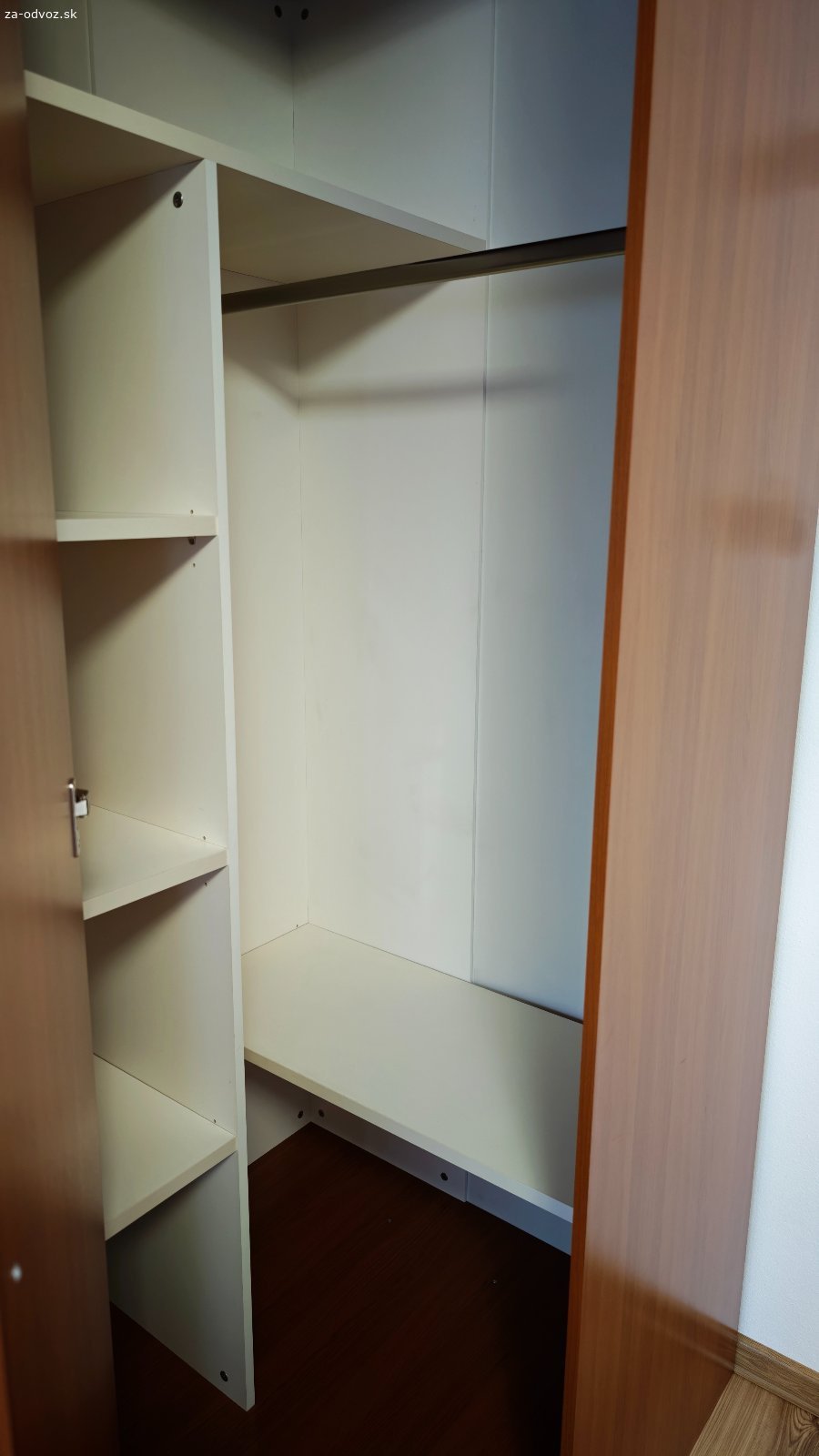 Rohová skriňa. Darujem rohovú skriňu výšky 220cm, bočné steny 58cm, dvierka 50cm, znaky bežného používania, skriňa je v demonte.