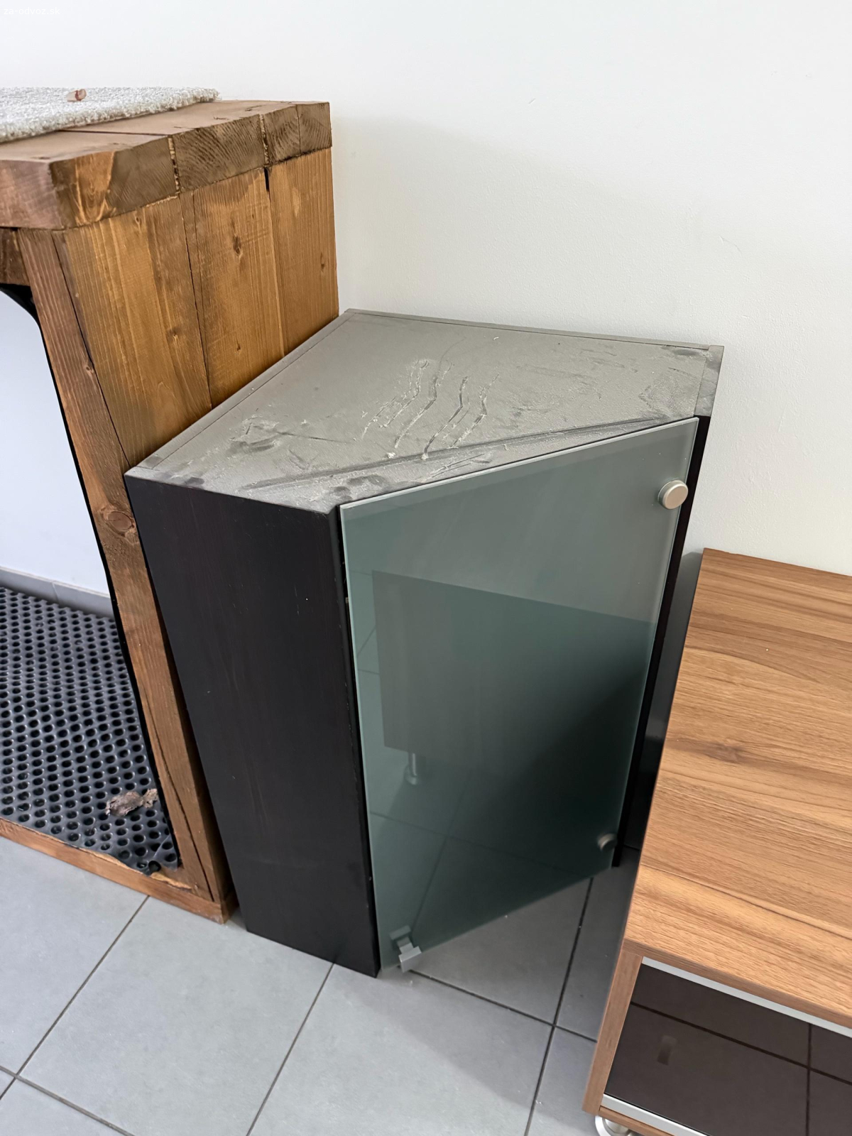 rohova zavesená skrinka kúpeľňa