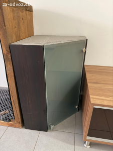 rohova zavesená skrinka kúpeľňa