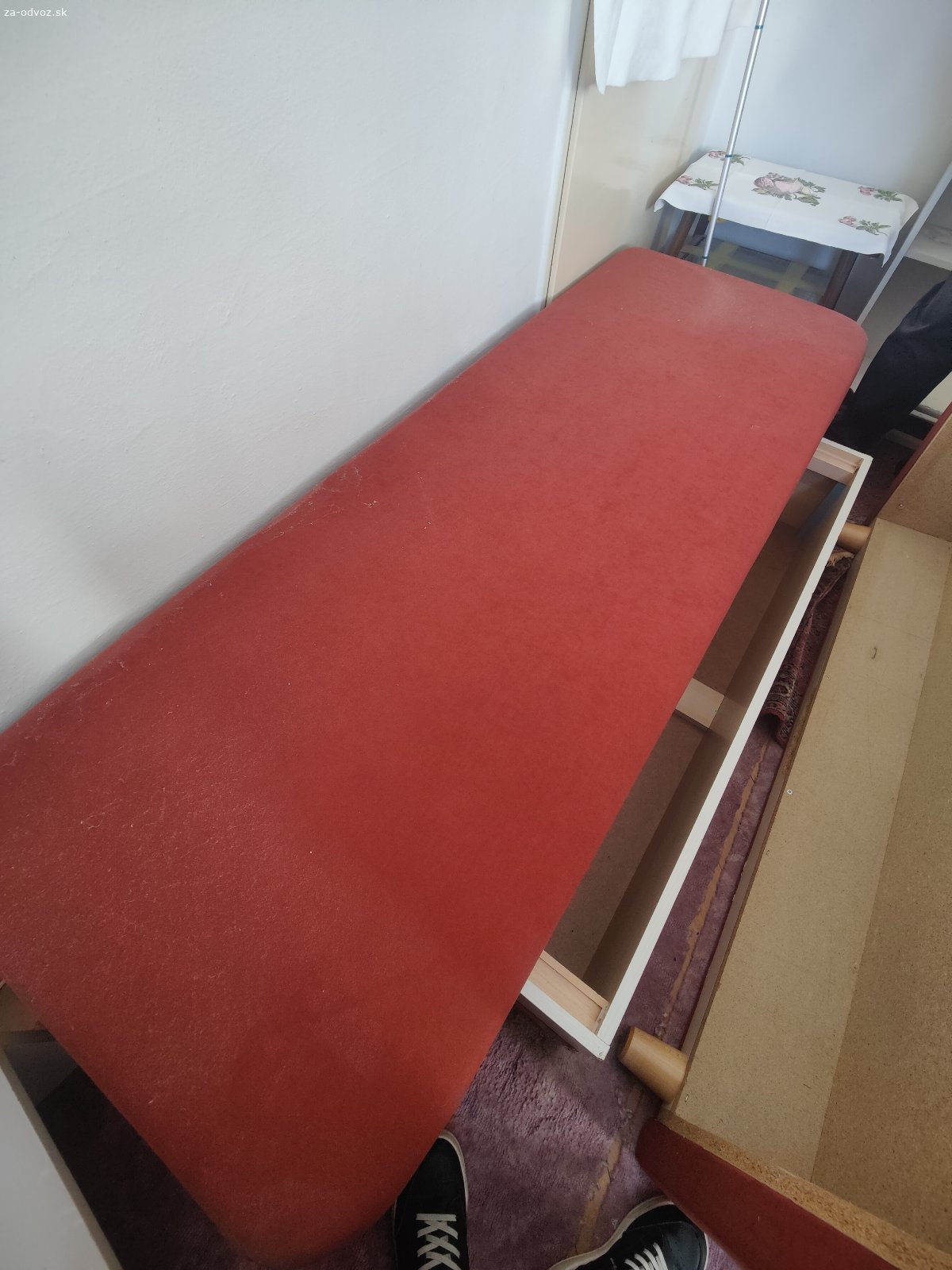 Rozkladací gauč s úložným priestorom. Darujem rozkladací gauč , prakticky nepoužívaný. Rozmer 195cm, plocha na sedenie 140 x 90cm.Drevené nožičky, bez poškodenia, nevysedený, povrch mikroplyš.
Treba iba povysávať alebo vytepovať.