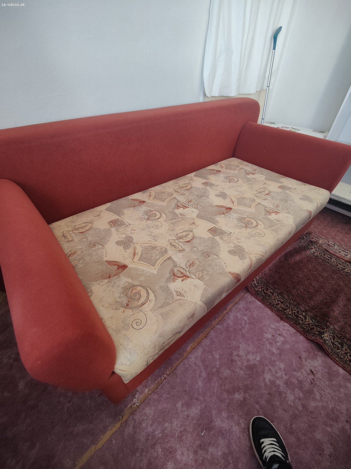 Rozkladací gauč s úložným priestorom. Darujem rozkladací gauč , prakticky nepoužívaný. Rozmer 195cm, plocha na sedenie 140 x 90cm.Drevené nožičky, bez poškodenia, nevysedený, povrch mikroplyš.
Treba iba povysávať alebo vytepovať.
